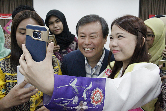  
Minister of Culture, Sports and Tourism Do Jonghwan (center) and Korea.net Honorary Reporter Theresia Kurniawan (right) pose for a photo at the Korean Cultural Center in Indonesia. 
